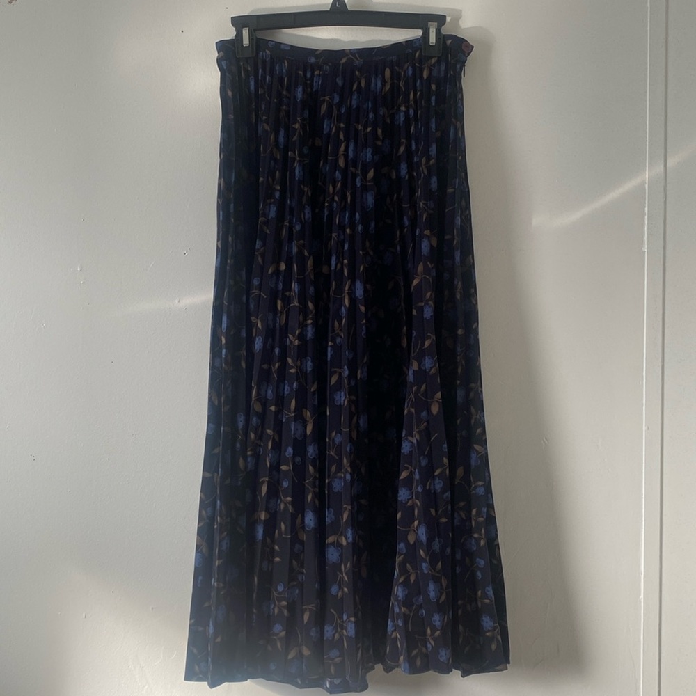 Fluorescent skirt